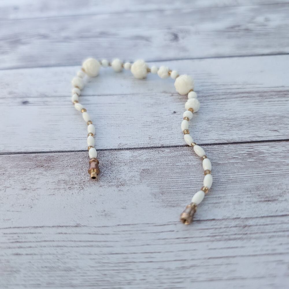 Vintage Bracelet - Cream Carved Beads - Dainty - Picture 6 of 7